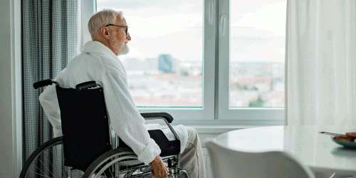 incapacidades-permanentes Hombre en silla de ruedas mirando por la ventana