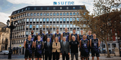 Surne-Bilbao-Basket-convenio Jugadores de Surne Bilbao frente al Edificio Surne