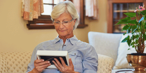 EVOLUCION-PENSIONES-VIUDEDAD-ORFANDAD Mujer observando un cuadro con añoranza