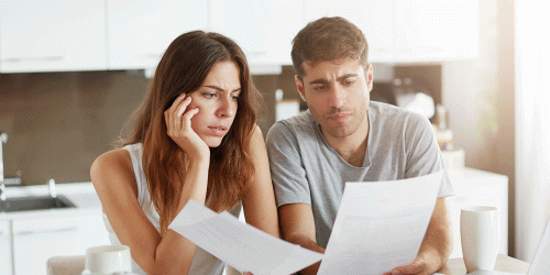 Tratamiento fiscal EPSV modificaciones Pareja revisando unos papeles