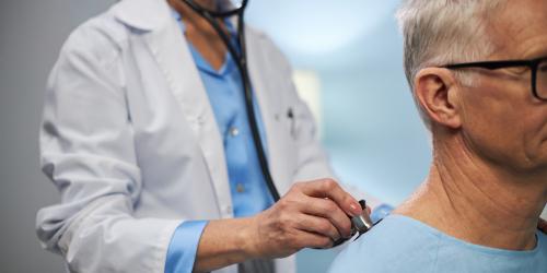 Médico y paciente en consulta Médico auscultando a un paciente