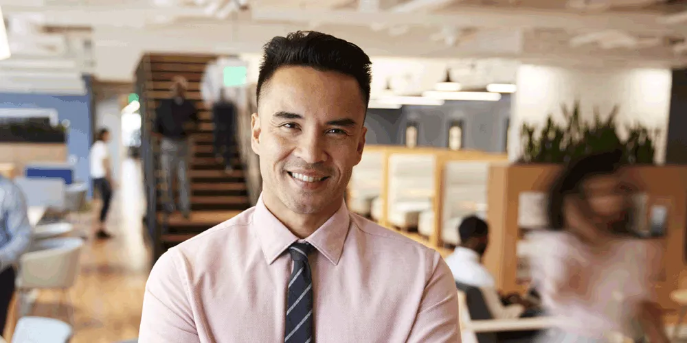 Planes de sucesión en la empresa Empresario joven en oficina