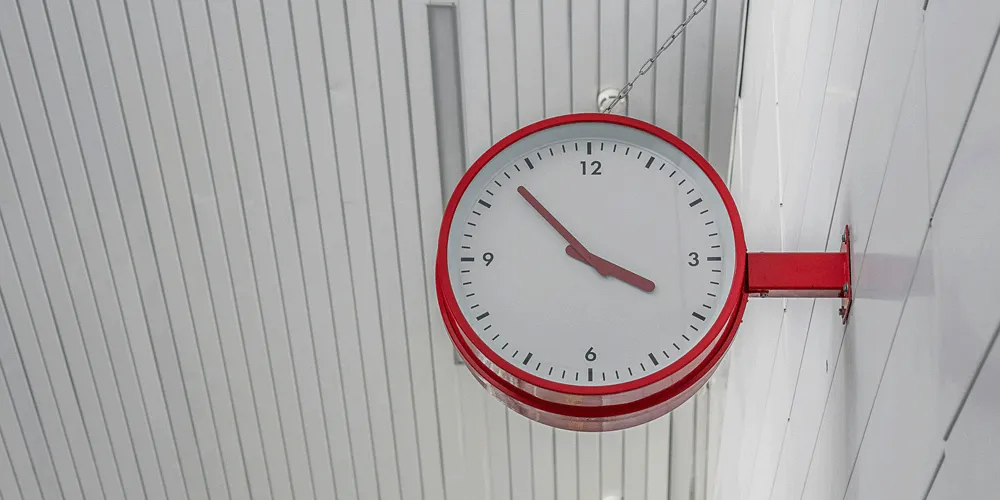 Reducción jornada laboral y continuidad empresarial Reloj pared en local