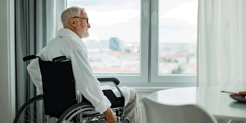 incapacidades-permanentes Hombre en silla de ruedas mirando por la ventana