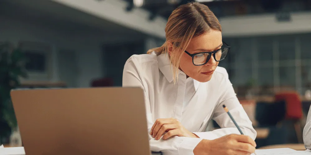 Surne-novedades-cotizacion-2026 Mujer supervisando cuentas